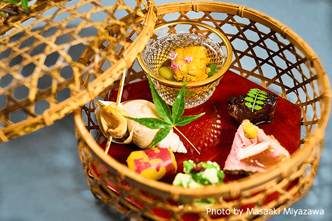 ※品名時計回りに上から ウニとオクラとエビのゼリーよせ タコのうま煮 合鴨ロース煮 ⽩⽠の⽩和え サツマイモのレモン煮 バイ⾙の酒蒸し