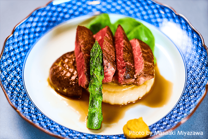 和⾵ステーキと旬のアスパラ椎茸焼